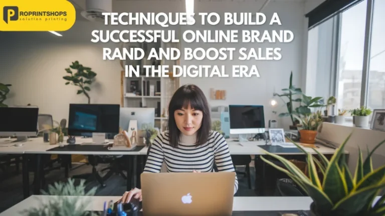 6 เทคนิคสร้างแบรนด์ออนไลน์และเพิ่มยอดขายในยุคดิจิทัล ทำงานอยู่ที่โต๊ะในออฟฟิศ โดยใช้ทั้ง MacBook และ iPad บนโต๊ะ มีกล่องขนมหลากสีสันวางเรียงอยู่รอบตัว