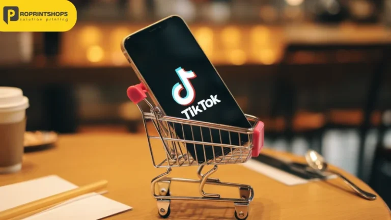 โทรศัพท์มือถือแสดงโลโก้ TikTok ในรถเข็นช็อปปิ้งบนโต๊ะกาแฟ