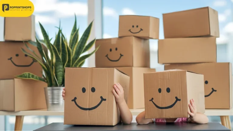 กล่องกระดาษพร้อมรอยยิ้มบนกล่อง เด็กๆ เล่นซ่อนในกล่องกระดาษ